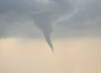 Deutscher Wetterdienst überprüft Tornado-Verdacht.