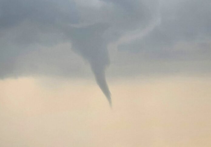 Deutscher Wetterdienst überprüft Tornado-Verdacht.