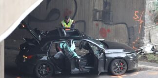 Ein Auto ist nahe Köln gegen eine Mauer geprallt. 