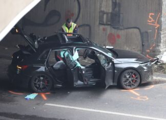 Ein Auto ist nahe Köln gegen eine Mauer geprallt. 