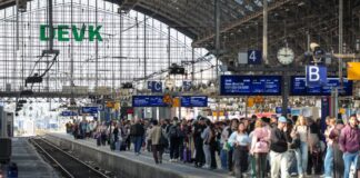 Warten auf den Zug: Die Zuverlässigkeit der Bahn in NRW hat 2024 einen Tiefpunkt erreicht. (Archivbild)