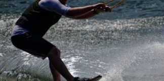 Ein Wasserskifahrer erfrischt sich bei Sommerwetter in einer Wasserskianlage in Langenfeld im Rheinland.