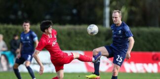 Michael den Heijer (r) trifft mit Auckland City zum Auftakt der Club-WM auf den FC Bayern München. 