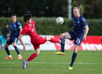 Michael den Heijer (r) trifft mit Auckland City zum Auftakt der Club-WM auf den FC Bayern München. 
