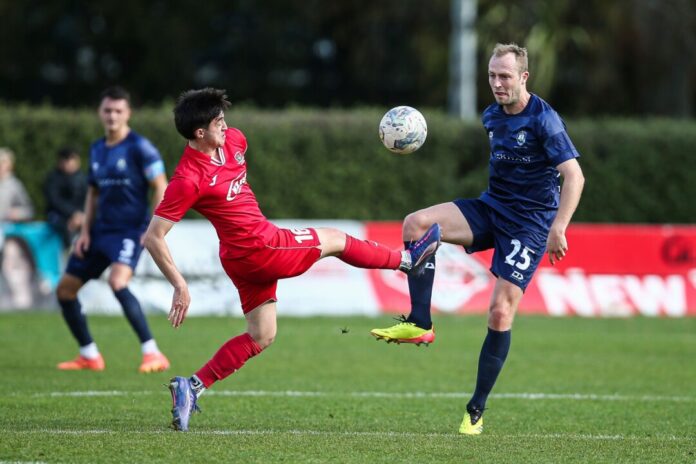 Michael den Heijer (r) trifft mit Auckland City zum Auftakt der Club-WM auf den FC Bayern München. 