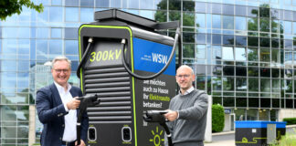 Der WSW-Vorstandsvorsitzende Markus Hilkenbach (links) und Andy Völschow, Leiter Kunden- und Quartierslösungen der WSW, an der neuen Schnellladestation an der Immermannstraße in Wuppertal-Elberfeld. Foto: Bettina Osswald