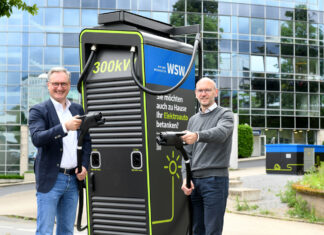 Der WSW-Vorstandsvorsitzende Markus Hilkenbach (links) und Andy Völschow, Leiter Kunden- und Quartierslösungen der WSW, an der neuen Schnellladestation an der Immermannstraße in Wuppertal-Elberfeld. Foto: Bettina Osswald