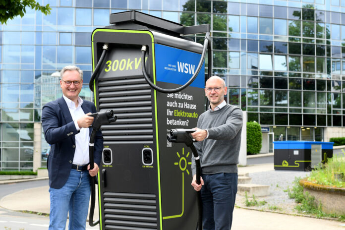 WSW Wuppertaler Stadtwerke GmbH | Bromberger Straße 39 | 42281 Der WSW-Vorstandsvorsitzende Markus Hilkenbach (links) und Andy Völschow, Leiter Kunden- und Quartierslösungen der WSW, an der neuen Schnellladestation an der Immermannstraße in Wuppertal-Elberfeld. Foto: Bettina Osswald