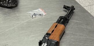 Ein Spielzeuggewehr, das täuschend echt aussieht, kann beim Fliegen für Ärger sorgen