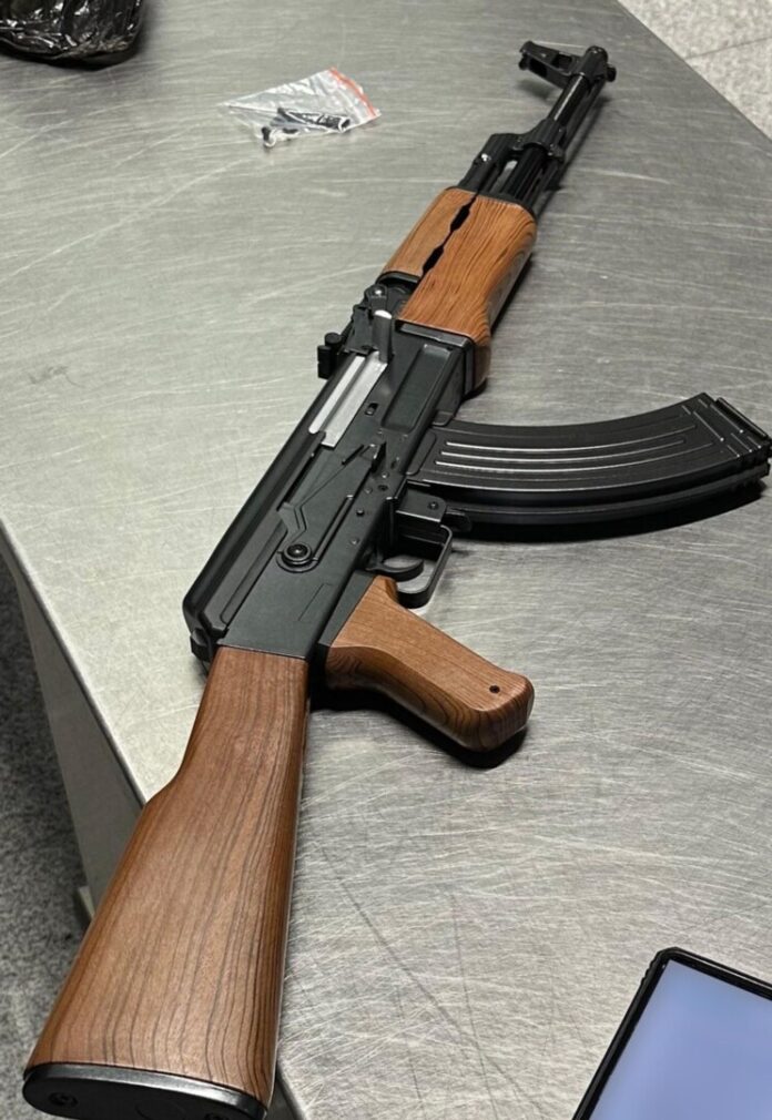 Nachbildung eines Kalaschnikow-Sturmgewehrs Ein Spielzeuggewehr, das täuschend echt aussieht, kann beim Fliegen für Ärger sorgen