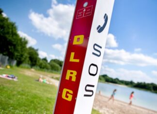 Eine Notrufsäule der DLRG steht an einem Badesee. In Köln geriet eine Dreijährige am Samstag unter Wasser und starb. (Symbolfoto) 
