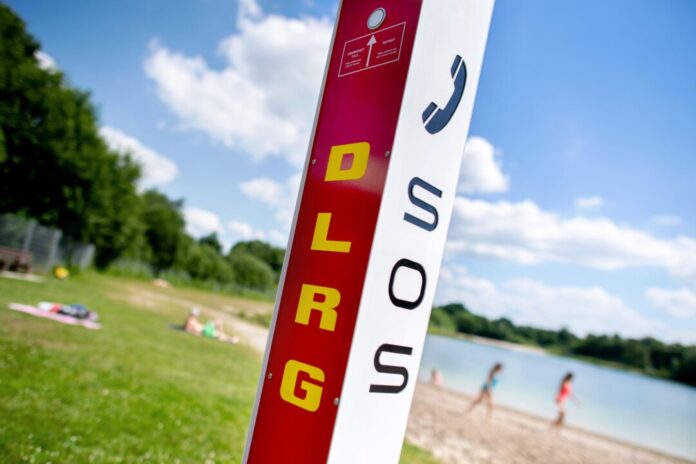 Badeunfälle Eine Notrufsäule der DLRG steht an einem Badesee. In Köln geriet eine Dreijährige am Samstag unter Wasser und starb. (Symbolfoto)
