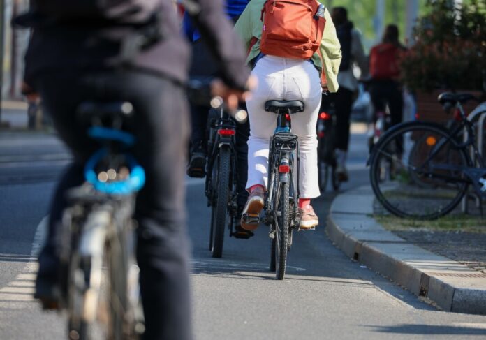 Die Kommunen in NRW wollen mehr Geld vom Bund für den Ausbau der Radwege. (Symbolbild)