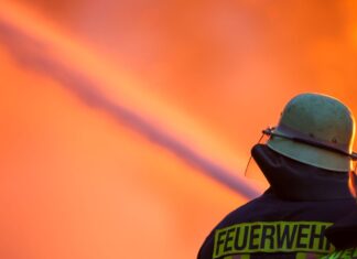 Mehrere Feuerwehrtrupps versuchten noch, die vermisste Person aus der Dachgeschosswohnung des Mehrparteienhauses zu retten. (Symbolbild)