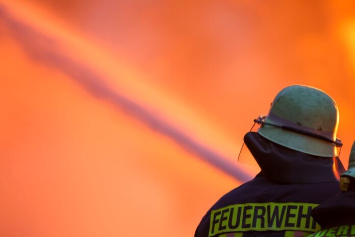 Mehrere Feuerwehrtrupps versuchten noch, die vermisste Person aus der Dachgeschosswohnung des Mehrparteienhauses zu retten. (Symbolbild)