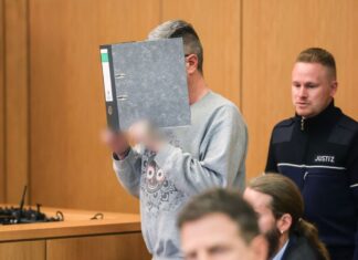 Im Mordprozess gegen einen Krankenpfleger vor dem Landgericht Aachen hat der Angeklagte bekräftigt, dass er in seinen Nachtschichten Medikamente fast ausschließlich nach Anordnung gegeben habe.