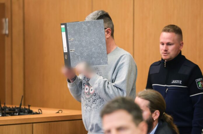 Im Mordprozess gegen einen Krankenpfleger vor dem Landgericht Aachen hat der Angeklagte bekräftigt, dass er in seinen Nachtschichten Medikamente fast ausschließlich nach Anordnung gegeben habe.