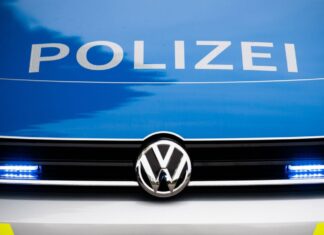 Ein Polizist aus Schwaben steht im Zentrum einer großangelegten Ermittlung des Bayerischen Landeskriminalamtes. Es geht um Drogenhandel und gefälschte Führerscheinverfahren. (Symbolbild)