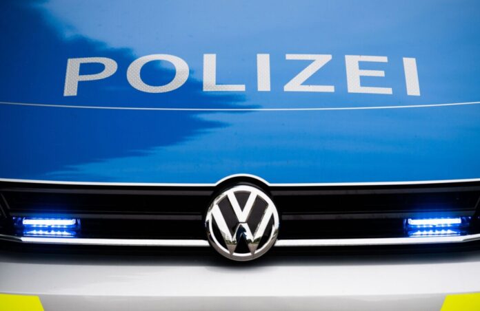 Polizei Blaulicht Ein Polizist aus Schwaben steht im Zentrum einer großangelegten Ermittlung des Bayerischen Landeskriminalamtes. Es geht um Drogenhandel und gefälschte Führerscheinverfahren. (Symbolbild)