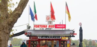 Das beliebte Fortuna-Büdchen am Düsseldorfer Rheinufer muss vorerst nicht geräumt werden (Archivfoto)