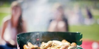 In der Sommerzeit wird gern gegrillt. Aber mancherorts greift bei Trockenheit ein Verbotsmechanismus. (Symbolbild)