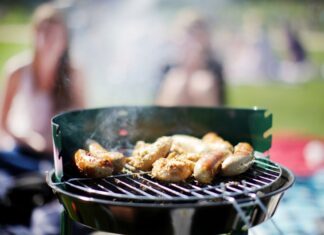 In der Sommerzeit wird gern gegrillt. Aber mancherorts greift bei Trockenheit ein Verbotsmechanismus. (Symbolbild)