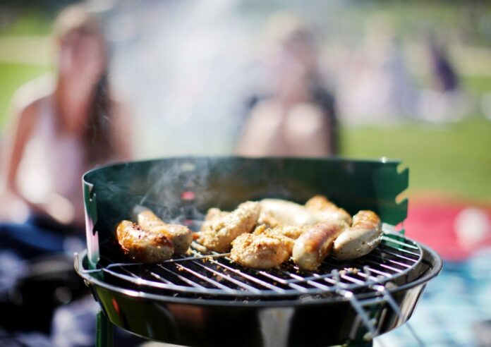 In der Sommerzeit wird gern gegrillt. Aber mancherorts greift bei Trockenheit ein Verbotsmechanismus. (Symbolbild)