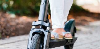 Aus bislang völlig ungeklärten Umständen starb eine Frau in Neuss, die wahrscheinlich mit einem E-Scooter unterwegs war. (Symbolbild)