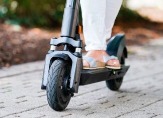 Aus bislang völlig ungeklärten Umständen starb eine Frau in Neuss, die wahrscheinlich mit einem E-Scooter unterwegs war. (Symbolbild)