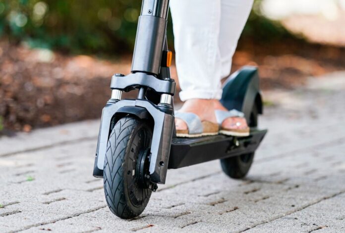Aus bislang völlig ungeklärten Umständen starb eine Frau in Neuss, die wahrscheinlich mit einem E-Scooter unterwegs war. (Symbolbild)