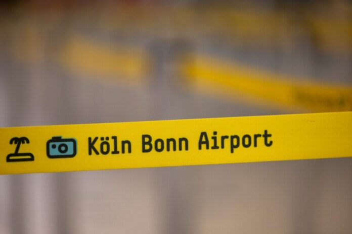 An den Check-In-Schaltern im Flughafen Köln/Bonn mussten die Passagiere länger warten als gewöhnlich. Der Grund: Eine kaputte Gepäcksortieranlage. (Archivbild)