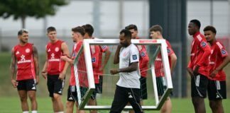 Der Trainer packt an.