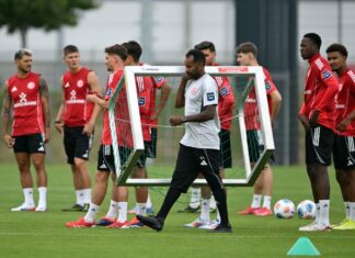Der Trainer packt an.