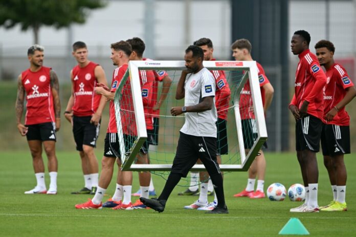 Der Trainer packt an.