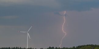 Nach einem heißen Mittwoch werden in der Nacht Gewitter erwartet (Symbolbild).