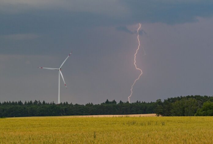 Nach einem heißen Mittwoch werden in der Nacht Gewitter erwartet (Symbolbild).