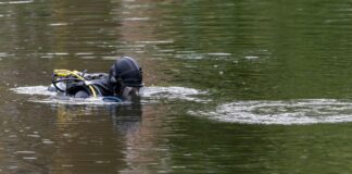 Taucheinheiten der Polizei durchsuchen den Wassermannsee nach dem 22-Jährigen. (Symbolbild)