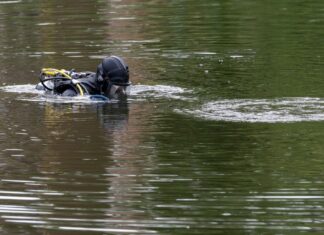 Taucheinheiten der Polizei durchsuchen den Wassermannsee nach dem 22-Jährigen. (Symbolbild)