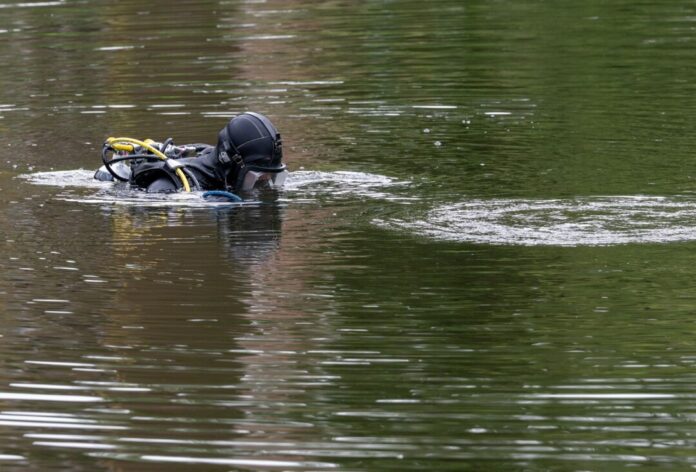 Suche der Polizei im Reinickendorfer Breitkopfbecken Taucheinheiten der Polizei durchsuchen den Wassermannsee nach dem 22-Jährigen. (Symbolbild)
