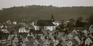 In Freudenberg wurde ein Mann mit brennbarer Flüssigkeit besprüht. (Archivbild)
