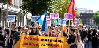 In Düsseldorf protestieren Schüler für bessere Lernbedingungen.