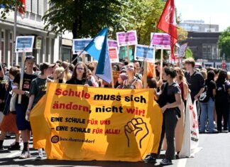 In Düsseldorf protestieren Schüler für bessere Lernbedingungen.