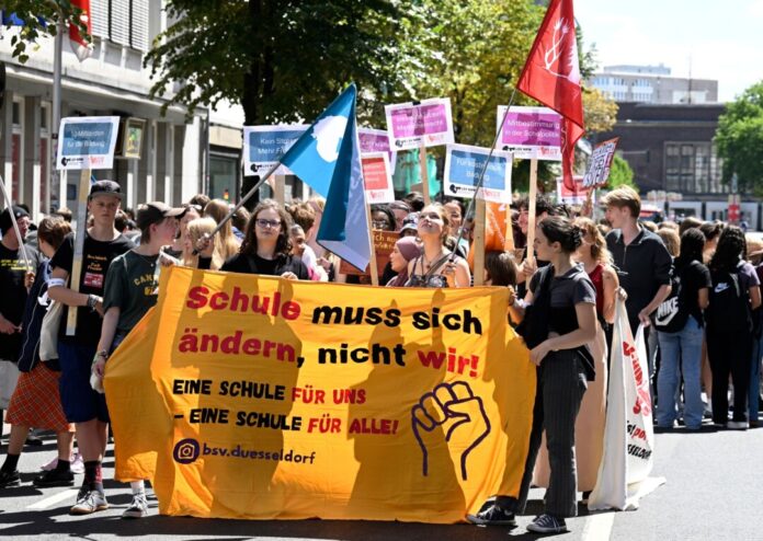 In Düsseldorf protestieren Schüler für bessere Lernbedingungen.