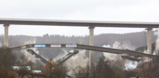 Nun wird der Neubau mit einem 40.000 Tonnen schweren Brückenteil komplettiert (Archivbild) 
