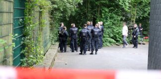 Die Beamten suchten nach dem Handy.