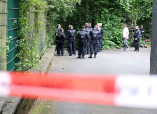 Die Beamten suchten nach dem Handy.
