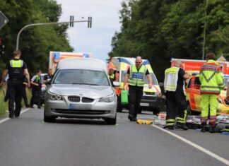 Ein 20-jähriger Autofahrer ist laut Polizei in die Gruppe gefahren, als diese eine Straße überquerte.