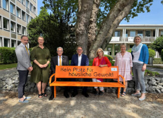 Martin Klemmer (Sozialamtsleiter), Jana Lihl (Gleichstellungsbeauftragte des Kreises und Vorsitzende des Runden Tisches), Landrat Thomas Hendele, Christoph Wintgen (Vorstandsvorsitzender bei Kreissparkasse Düsseldorf), Lilo Löffler (Geschäftsführerin SKFM Mettmann), Elke Thiele (Mitglied im Sozialausschuss) und Eva-Maria Düring (SKFM Mettmann). Foto: Kreis Mettmann