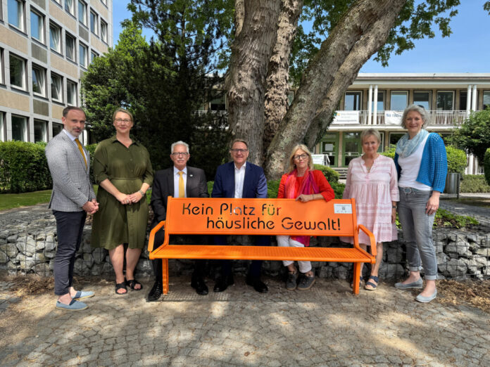 gruppenfoto-bank-gegen-haeusliche-gewalt-klein Martin Klemmer (Sozialamtsleiter), Jana Lihl (Gleichstellungsbeauftragte des Kreises und Vorsitzende des Runden Tisches), Landrat Thomas Hendele, Christoph Wintgen (Vorstandsvorsitzender bei Kreissparkasse Düsseldorf), Lilo Löffler (Geschäftsführerin SKFM Mettmann), Elke Thiele (Mitglied im Sozialausschuss) und Eva-Maria Düring (SKFM Mettmann). Foto: Kreis Mettmann