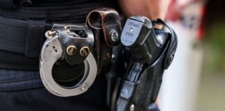 Im Anschluss an eine Verkehrskontrolle hat ein Mann in Wetter (Ennepe-Ruhr-Kreis) versucht, einem Polizisten die Dienstwaffe zu entreißen. (Symbolbild)